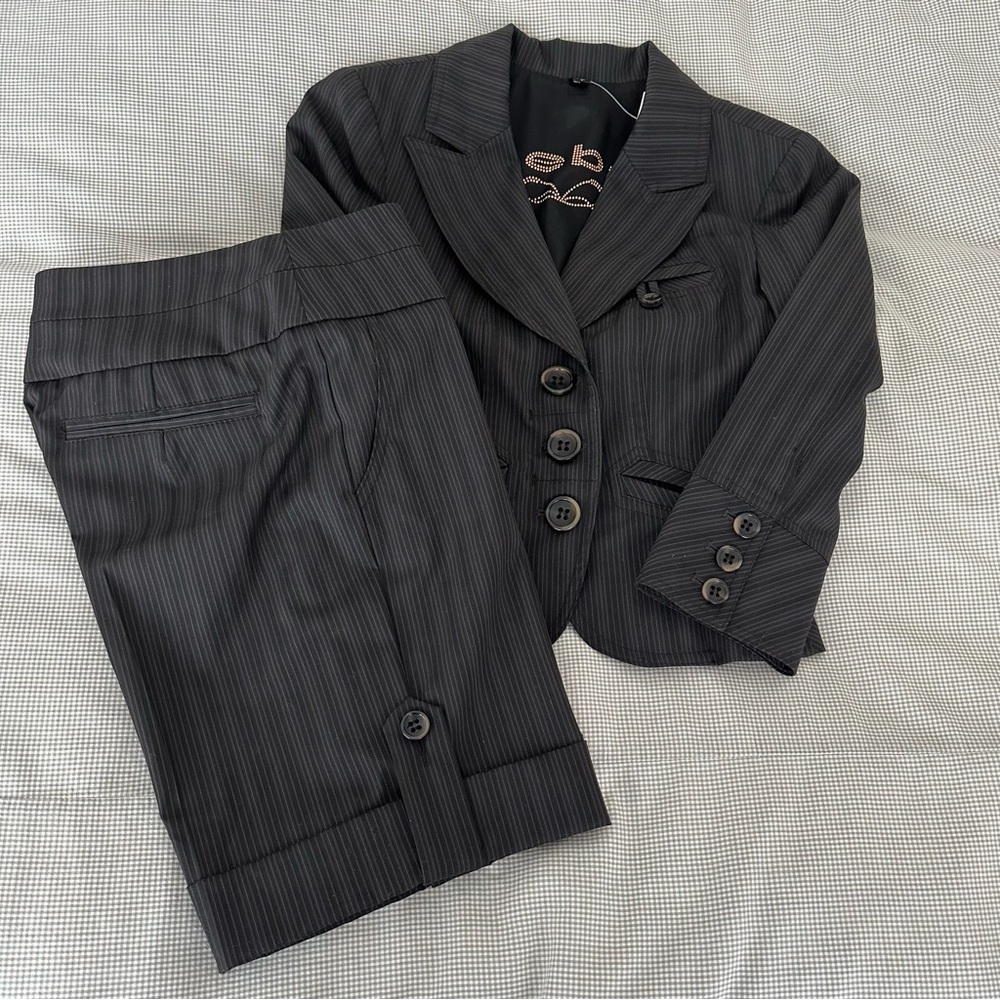 BEBE NWT Fall Cropped Suiting! Jacket & Shorts Sz 2! Pinstripe love!